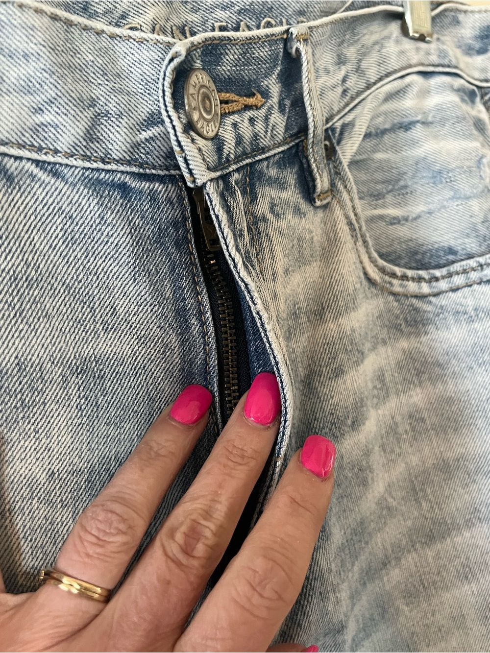 American Eagle Outfitters Light Wash 90’s Boyfriend Jeans Women’s Size 8 - Picture 4 of 16